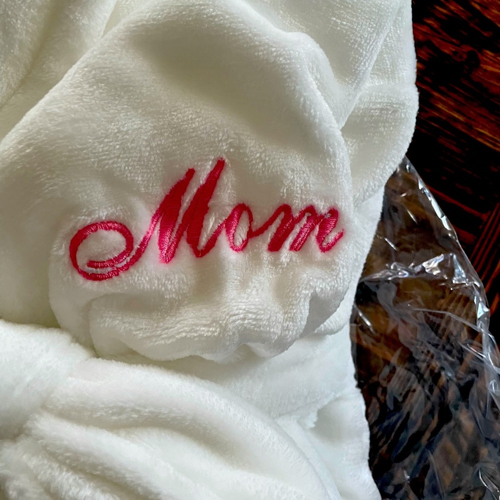 Women’s Plush “MOM” robe in white. NWT